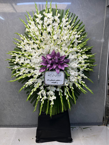 تاج گل یک طبقه ترحیم مسجد جامع آل یاسین / با گلهای گلایل و آنتریوم هلندی بنفش در ارتفاع ۲ متری