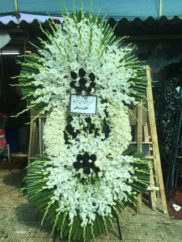 تاج گل ترحیم درباری مسجد الرضا / گلایل و آنتریوم هلندی روی پایه مقاوم فلزی در ارتفاع ۲.۵ متری