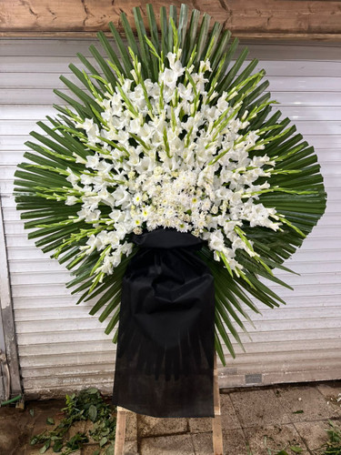 تاج گل یک طبقه ترحیم | با گل های گلایل و داوودی روی پایه چوبی در ارتفاع ۲ متر