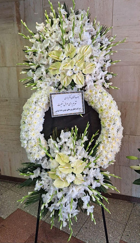 تاج گل ترحیم درباری شهرک غرب | گلهای گلایل و آنتریوم هلندی روی پایه مقاوم فلزی در ارتفاع ۲ متر و ۲۰