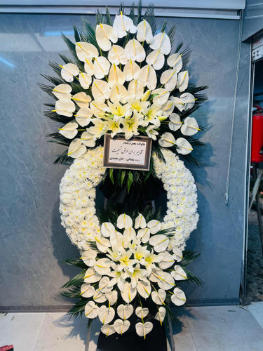 تاج گل ترحیم درباری شکیل | گل های لیلیوم ، انتریوم و … روی پایه فلزی در ارتفاع ۲ متر