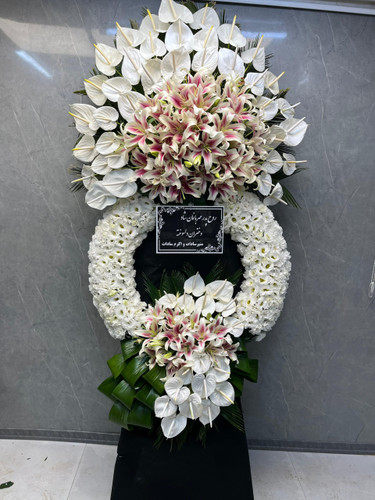 تاج گل ترحیم فانتزی | گل های آنتریوم هلندی و لیلیوم اورینتال در ارتفاع ۲ متر و ۳۰ سانتی متری پایه فلزی