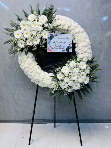تاج گل ترحیم درباری مسجد الجواد هفت تیر | با گلهای ژرورا و کرزنتیا روی پایه فلزی در ارتفاع ۲ متر
