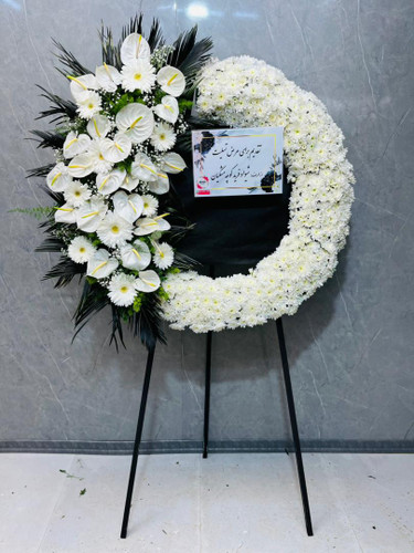 تاج گل ترحیم درباری مسجد نور میدان فاطمی | با گلهای آنتریوم هلندی و ژرورا در ارتفاع ۲ متر روی پایه فلزی