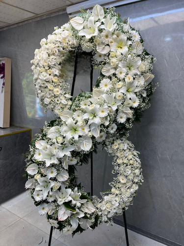 تاج گل درباری ترحیم جذاب | با گل های لیلیوم اورینتال؛ آنتریوم هلندی، رز هلندی، و.... روی پایه فلزی