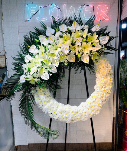 تاج گل ترحیم درباری زیبا و دلنشین | با گل های آنتریوم هلندی، لیلیوم اورینتال، ژیپسوفیلا و ... روی پایه فلزی