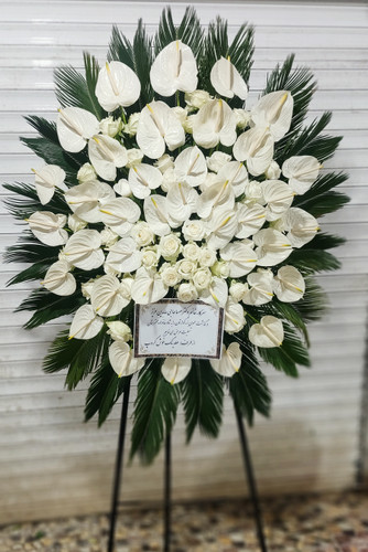 تاج گل ترحیم یک طبقه فانتزی | با گل های آنتریوم هلندی و رز هلندی روی پایه فلزی