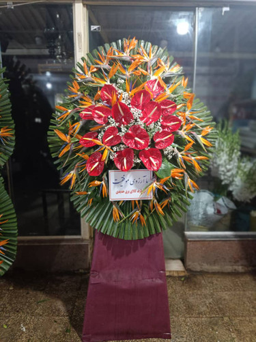 تاج گل تبریک افتتاحیه | با استفاده از گل های استرزیا و آنتریوم هلندی روی پایه چوبی در ارتفاع ۲ متر