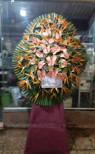 تاج گل تبریک افتتاحیه | با استفاده از گل های استرزیا و آنتریوم هلندی روی پایه چوبی در ارتفاع ۲ متر