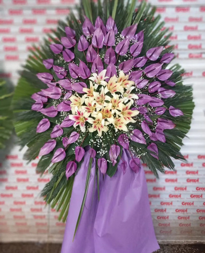 تاج گل تبریک افتتاحیه | با استفاده از گل های لیلیوم اورینتال و آنتریوم هلندی روی پایه چوبی در ارتفاع ۲ متر