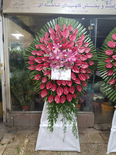 تاج گل تبریک افتتاحیه | با استفاده از گل های آنتریوم هلندی و لیلیوم اورینتال روی پایه فلزی در ارتفاع ۲.۵