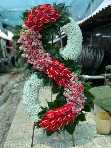 تاج گل تبریک نمایشگاه | با گل های آنتریوم هلندی، رز هلندی، آلسترومریا روی پایه فلزی در ارتفاع ۲.۸ متری