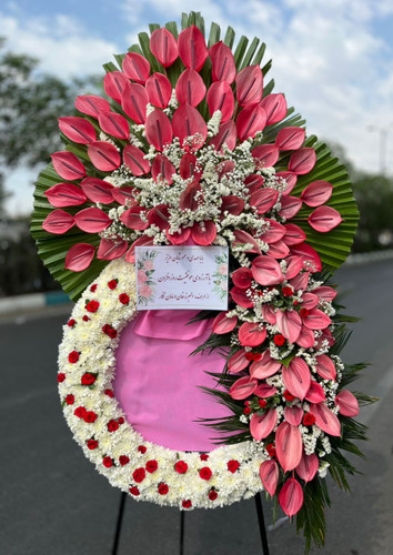 تاج گل تبریک نمایشگاه | با گل های آنتریوم هلندی و کرزنتیا روی پایه فلزی در ارتفاع ۲.۵ متری