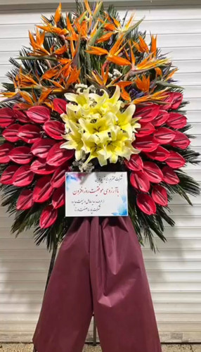 تاج گل تبریک نمایشگاه | با گل های آنتریوم هلندی، استرزیا و لیلیوم اورینتال شیک و پرگل در ارتفاع ۲.۵ متری