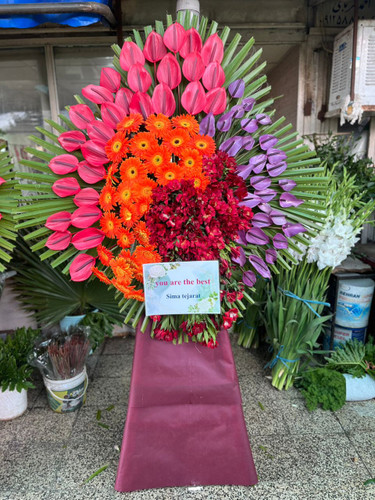 تاج گل تبریک نمایشگاه | با گل های آنتریوم هلندی و ژرورا در ارتفاع ۲ متر