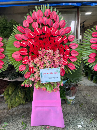 تاج گل تبریک نمایشگاه | با گل های آنتریوم هلندی و ژرورا در ارتفاع ۲ متر