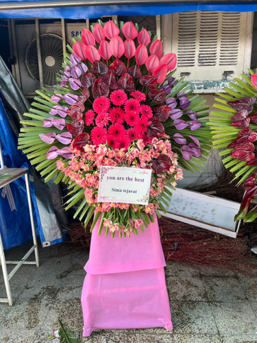 تاج گل تبریک نمایشگاه | با گل های آنتریوم هلندی و ژرورا در ارتفاع ۲ متر