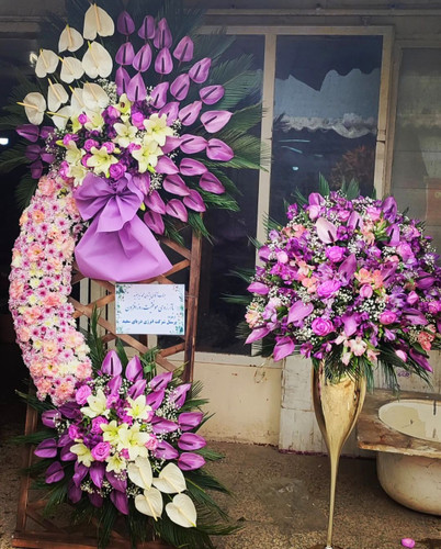 تاج گل تبریک دو طبقه | با گل های آنتریوم هلندی و لیلیوم اورینتال در ارتفاع ۲.۵ متر
