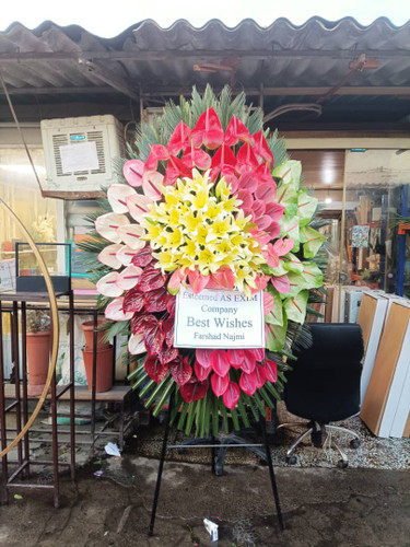 تاج گل تبریک افتتاحیه | با گل های آنتریوم هلندی و لیلیوم اورینتال روی پایه فلزی در ارتفاع ۲ متر