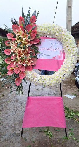 تاج گل درباری تبریک | با گل های آنتریوم هلندی و لیلیوم اورینتال روی پایه فلزی در ارتفاع ۲ متر