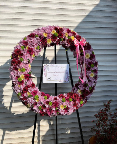 تاج گل تبریک ساده و شیک | با گل های کرزنتیا روی پایه فلزی در ارتفاع ۲ متر